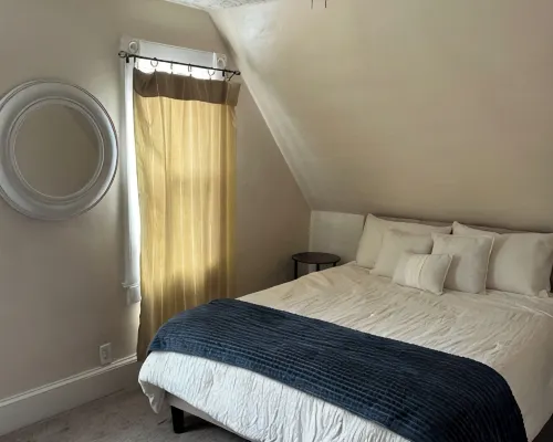 Cozy charming home Hotels in Irondequoit