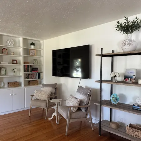 Walking Distance to Campus 3/2, newly renovated and professionally decorated!