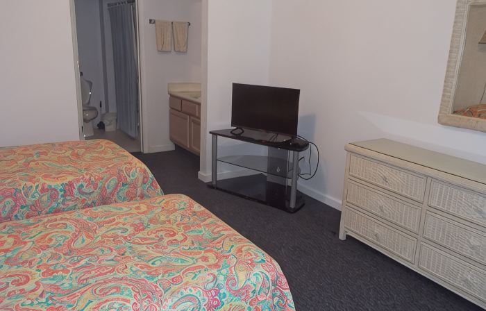 Top Floor with Balcony, with a Pool View, 4 Minutes to Beach