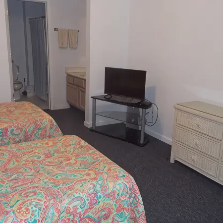 Top Floor with Balcony, with a Pool View, 4 Minutes to Beach