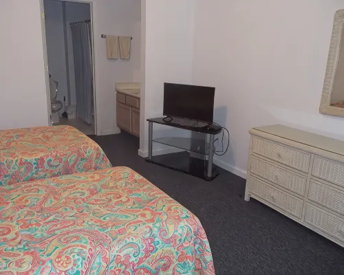 Top Floor with Balcony, with a Pool View, 4 Minutes to Beach Hotels in Sunset Beach