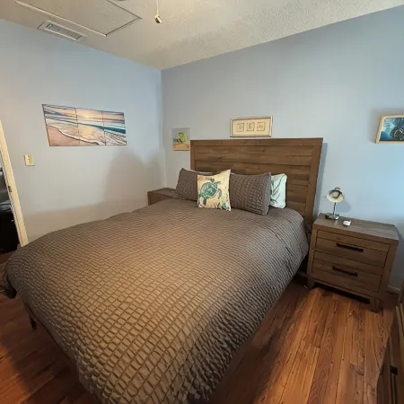 Spacious 3-bedroom with AC and WiFi in welcoming Cypress