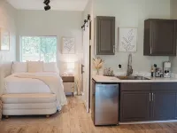 Contemporary Studio within Walking Distance of Downtown Bigfork! Hotel di Bigfork
