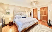 Enchanting Lake front chalet with backyard and fire pit. Dog friendly.