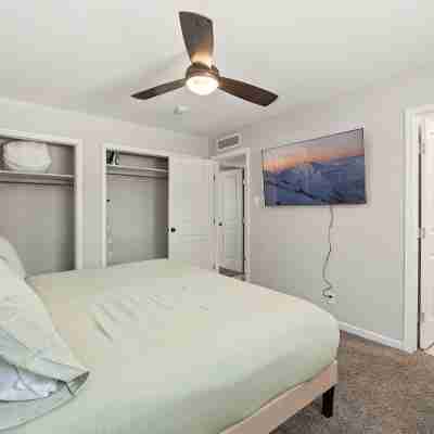 Stylish 3BR 2 Living Areas 10 Min to Airport Rooms
