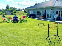 Private Lakefront 4-bedroom vacation with two home's on Lake Champlain シャンプレーンのホテル