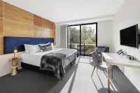 Hidden Lake Hotel & Apartments