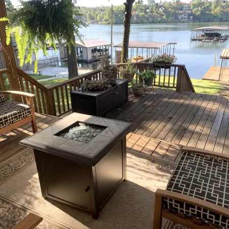 Cottage -Private Hot Tub, Fire Pit, Covered Deck, 20 steps from Lake Hamilton