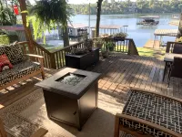 Cottage -Private Hot Tub, Fire Pit, Covered Deck, 20 steps from Lake Hamilton