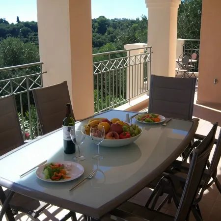Short walk to the beach ,Four bedrooms four   bathrooms sleeps 8