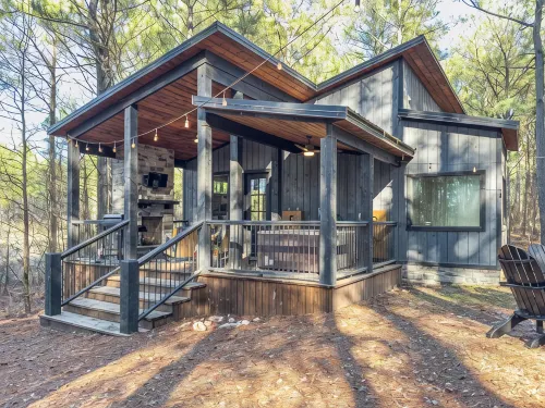 Somewhere With You -Features a hot tub & fire pit; accommodates 2 to 4 guests. - Chalets