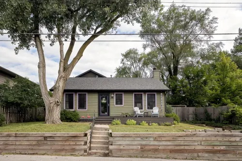 Peaceful Cottage/Private Parking & Backyard/Strong WiFi/Walk to Sheridan Beach!