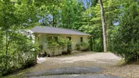 Cozy Yet Modern Cottage. Pet Friendly. 1.3 Miles to Town. Mountain Views. - 3-Star