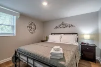 Marietta! Near the Square, Pets & Long stays ok. Entire home - 방갈로