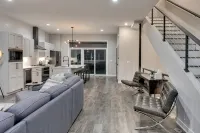 Steps from Downtown Omaha! Rooftop firepit & luxury accommodations - Balkoner