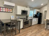 Cute cabin in nice quiet secluded area close to the water, The Coves Golf course - Chalets