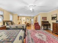 Downtown Condo - Only Condo Facing Main Street - 4 星級