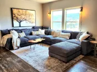 Grandview Getaway offers spectacular views overlooking the Clearwarter river. - Homestays