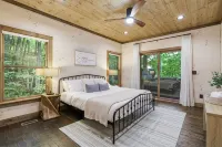 New Luxe Treetop Cabin  Hot tub  Near DT