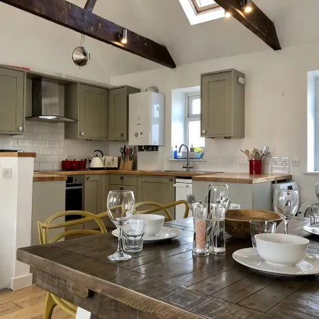 Cosy cottage, short walk to beach and restaurants