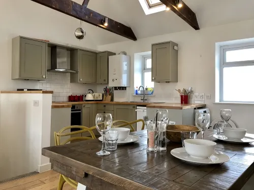 Cosy cottage, short walk to beach and restaurants - مطابخ