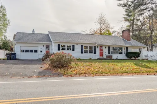 A spacious modern elegant 3 bedroom Ranch, Whole House located in South Nashua. - Boutique