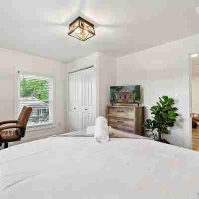 Country Chic Retreat Near Downtown Concord Rooms