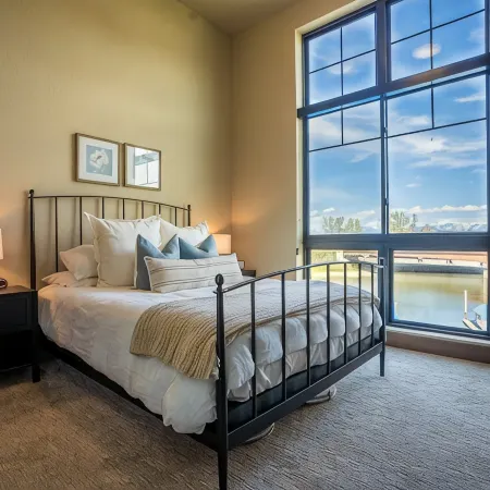 Upscale Lakeview Condo in Downtown Sandpoint Отели в г. Сандпойнт