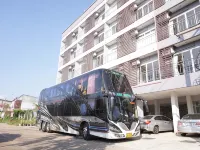 Chompu Nakarin Apartment - parking
