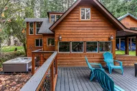 Riverfront Cabin w/Hot Tub : Near Mt. Rainier Sunrise entrance - Alppimaja