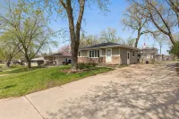 Beautiful home minutes from downtown! - Bungalows