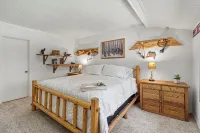 Secluded River Front Cabin @ Mt Rainier w/ Hot Tub - Chalets
