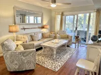 Direct Ocean Views from your bed & screened-in deck.Pet friendly! 2br 2bth - 3-stjärniga