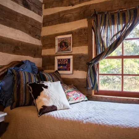 Hill Country Log Cabin Close to Wimberley & Dripping Springs Shopping and Dining