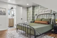 NEW Gorgeous 4bd near universities Hot tub + Games - Bungalows