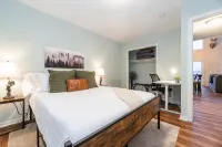 Modern Cabin-Comm Pool-Mtn Views-Private Hot Tub-Game Room-Family & Pet-Friendly - Feriehus
