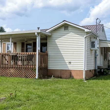 Quaint home in Oak Hill, Conveniently Located.