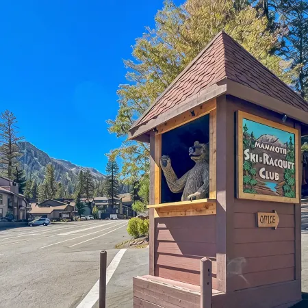 Mammoth Condo, 2 Beds+ 2 Baths, Next to Canyon Lodge-Mammoth Ski & Racquet Club