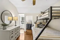 The Saban of Sherwood with a Pool located 0.9 miles from Bryant Denny Stadium - Homestays