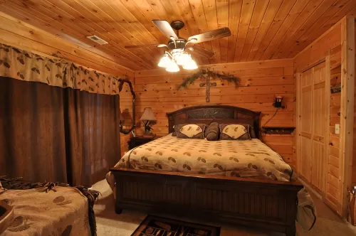 Timber Mountain Lodge,  Private Hot Tub .1 Mi to Thunder Ridge; 10 min Branson - Wifi