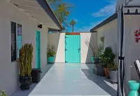 Luxury Private Resort - 1 Block to El Paseo! Sleeps 12! - 4-Star
