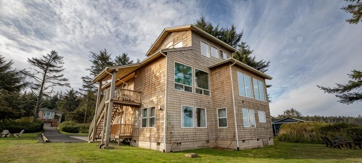 Oceanfront Home, Lighthouse, Beach Access, Spectacular Sunsets, Newly Remodeled Hotels in Coos County