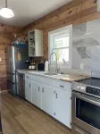 3-bedroom updated fishing cabin on the bay in Seadrift with WiFi & Central AC - 4성급