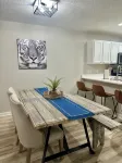 Very short walk to Downtown!  Completely renovated.  Sleeps six. - บูติค