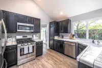 New! Modern & Sleek 4BR home w/high ceilings - Wifi
