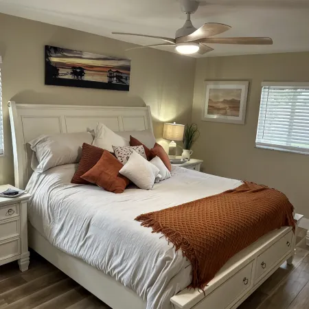 Lake House! Game Room, Fire Pit, Huge Kitchen, Remodeled!