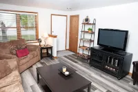 2 Bedroom, 1 Bathroom Convenient Green Bay Getaway - 3つ星