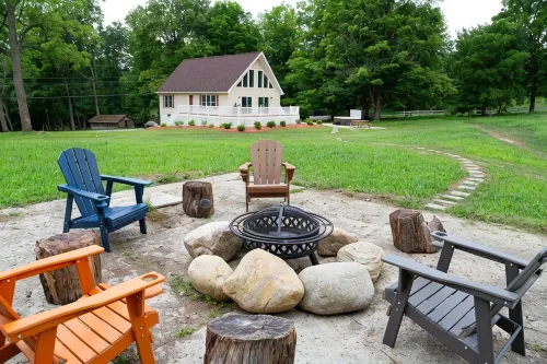 Welcome to Twin Creeks. Private Chalet with Hot Tub - 11 Minute to Bristol Mtn! - Alppimaja