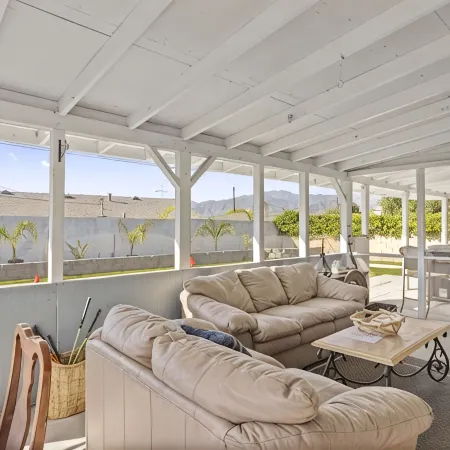 Charming 5 bedroom with a putting green