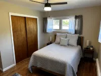 Modern Country Farmhouse, Walking Distance to Lake - Homestays